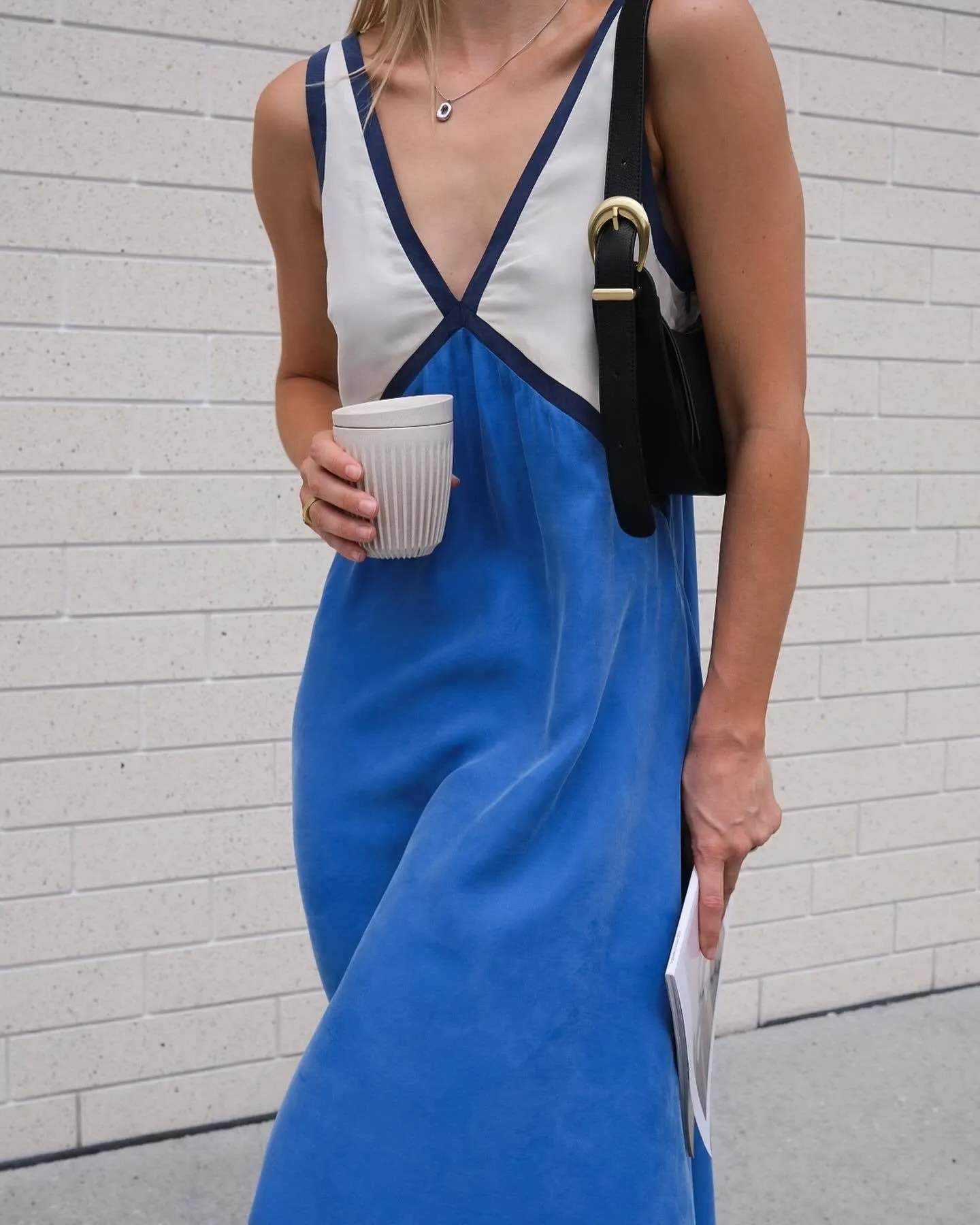Chic V-neck contrasting dress